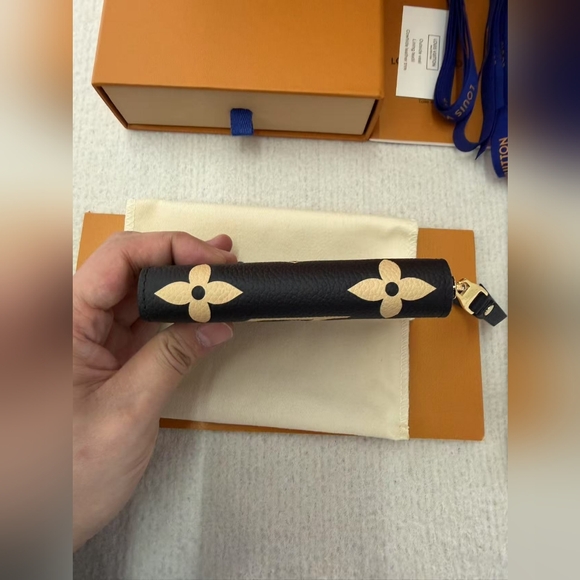 Louis Vuitton Zippy Coin Purse - Picture 8 of 16